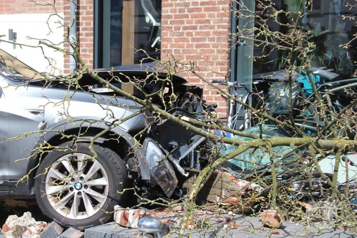 Automobilist richt ravage aan bij ongeval