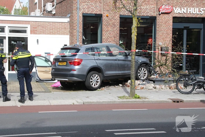 Automobilist richt ravage aan bij ongeval