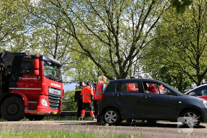Vuilniswagen botst tegen auto