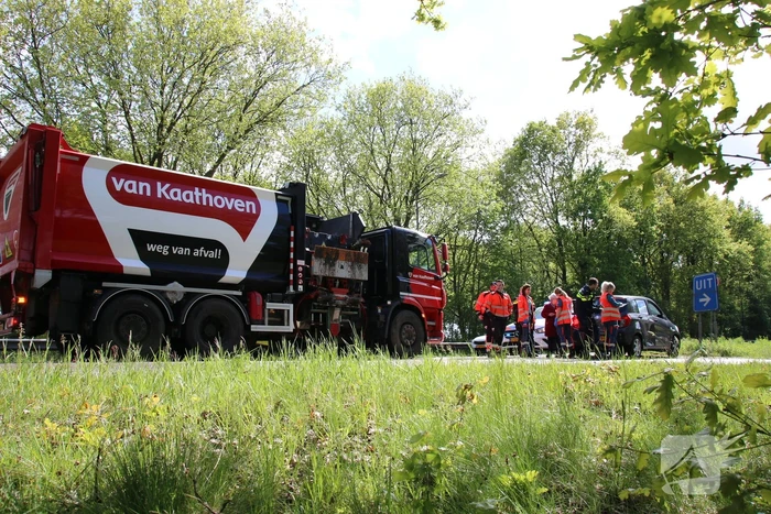 Vuilniswagen botst tegen auto