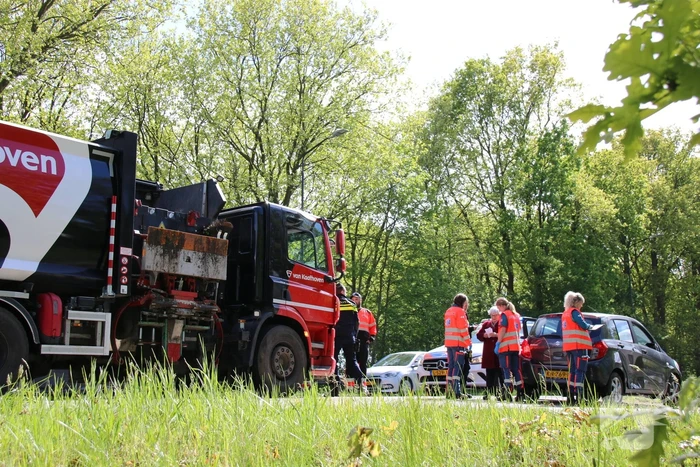 Vuilniswagen botst tegen auto