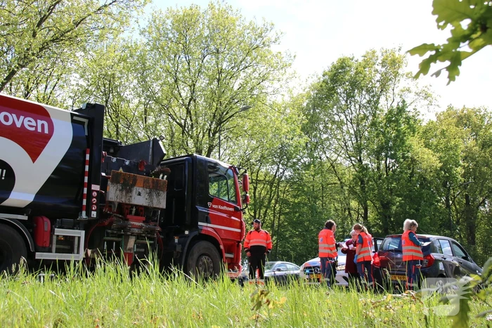 Vuilniswagen botst tegen auto