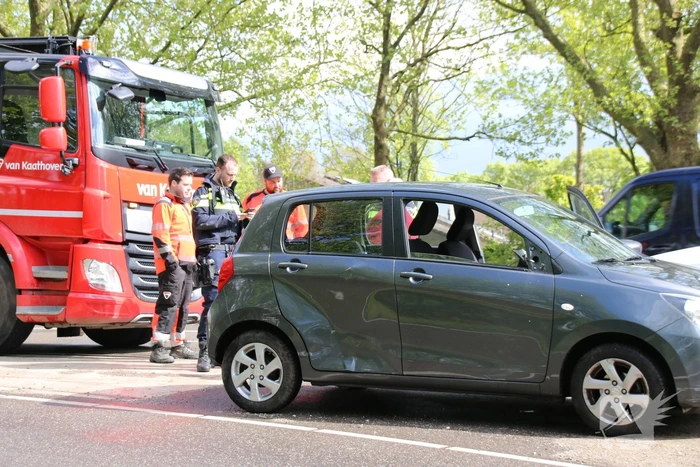 Vuilniswagen botst tegen auto