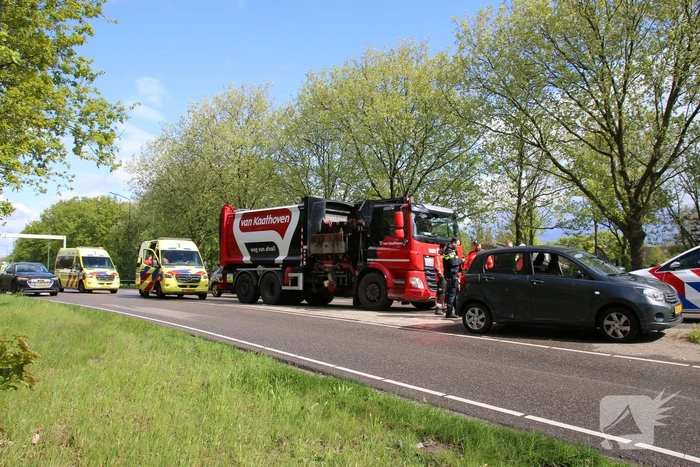 Vuilniswagen botst tegen auto