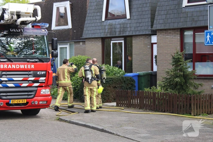 Brandweer blust woningbrand