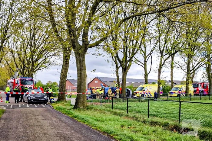 Bestelbus gekanteld na botsing