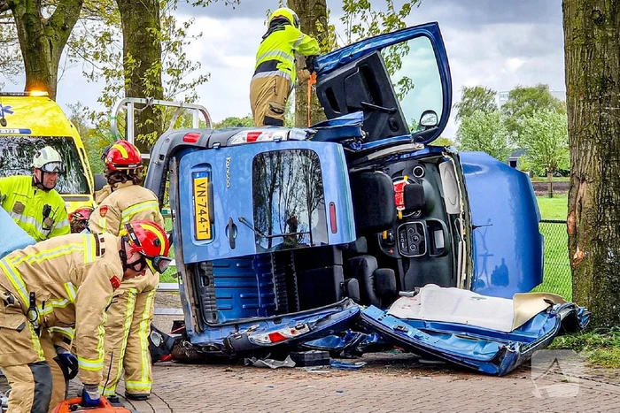 Bestelbus gekanteld na botsing