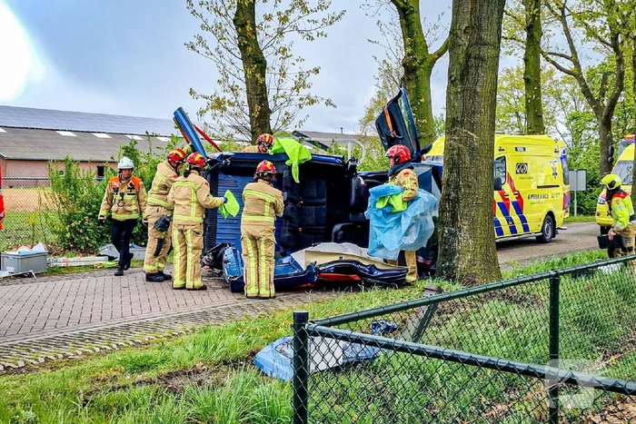 Bestelbus gekanteld na botsing