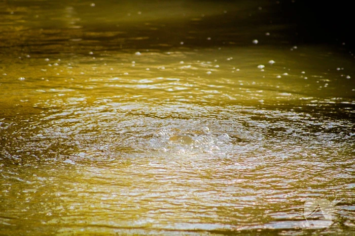 Brandweer onderzoekt bubbels in water