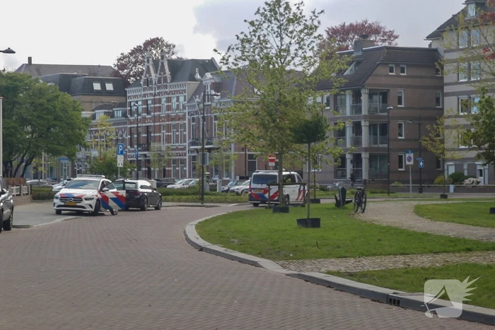 Waarschuwingsschot gelost nadat handhaver wordt gestoken door vrouw