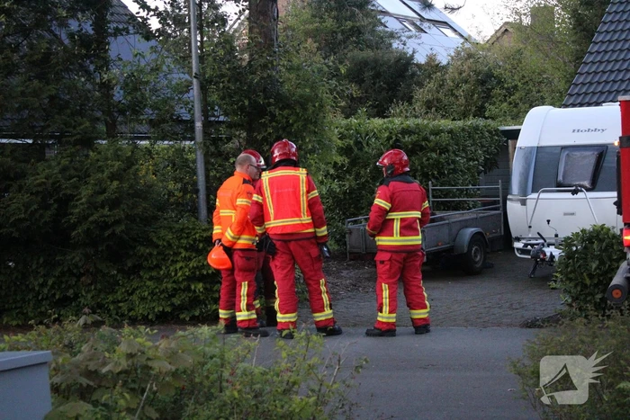 Brandweer veegt schoorsteen na brand