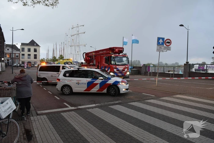 Persoon door hulpdiensten uit water gered