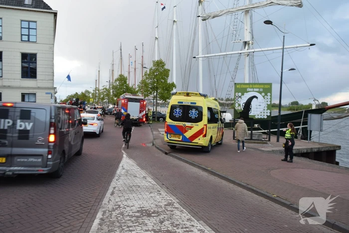 Persoon door hulpdiensten uit water gered