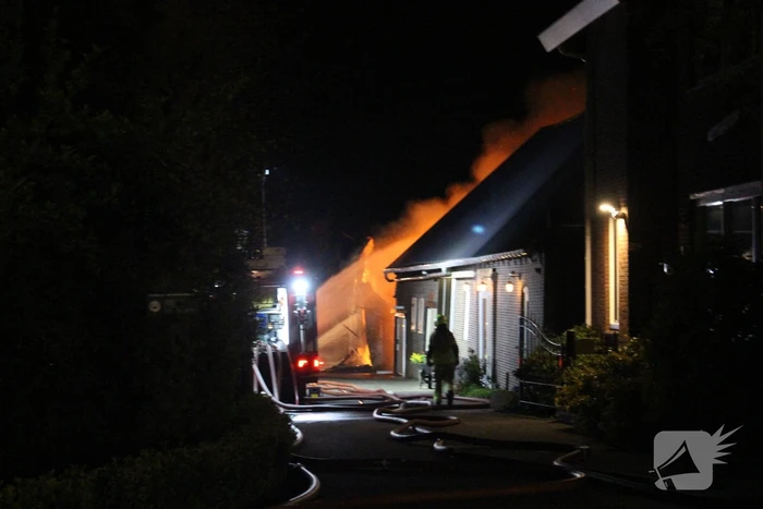 Grote uitslaande brand in stal