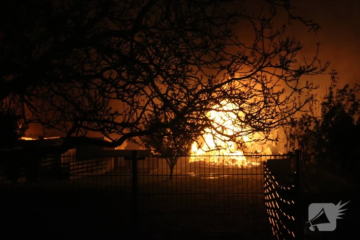 Grote uitslaande brand in stal
