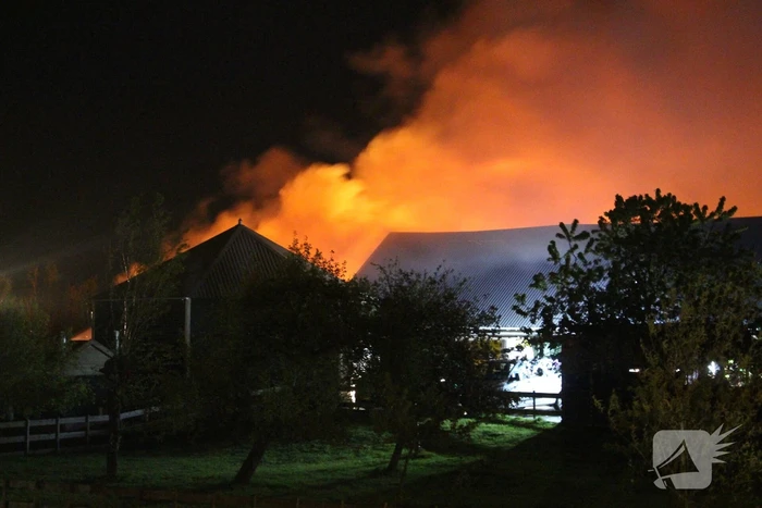 Grote uitslaande brand in stal