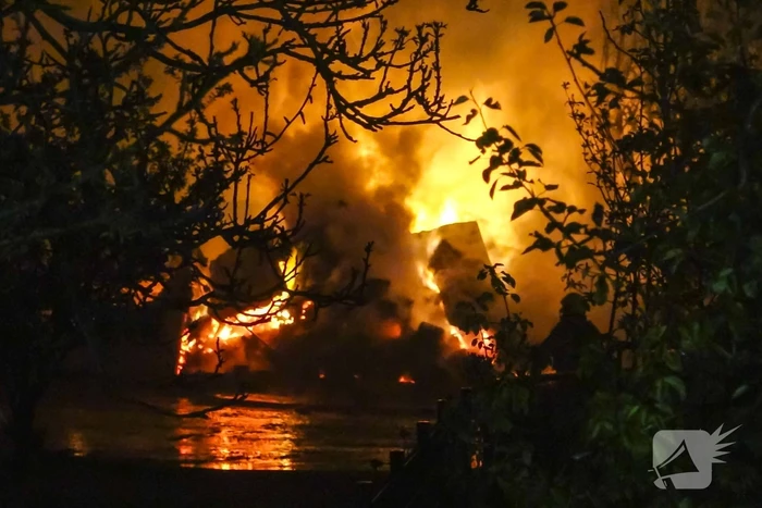 Grote uitslaande brand in stal