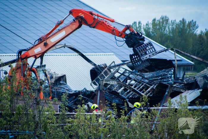 Enorme schade na verwoestende brand in stal