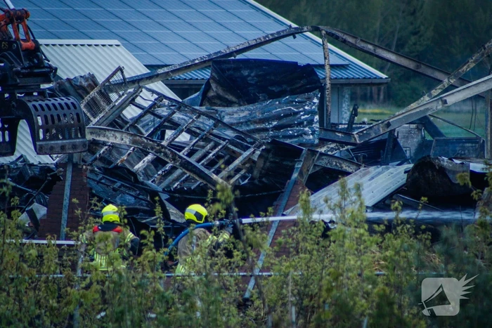 Enorme schade na verwoestende brand in stal