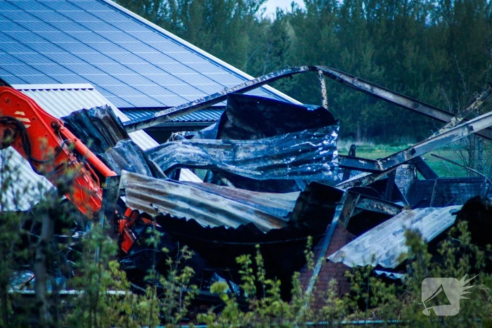 Enorme schade na verwoestende brand in stal