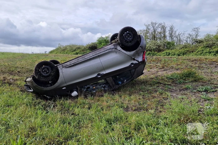 Automobilist belandt op de kop in berm