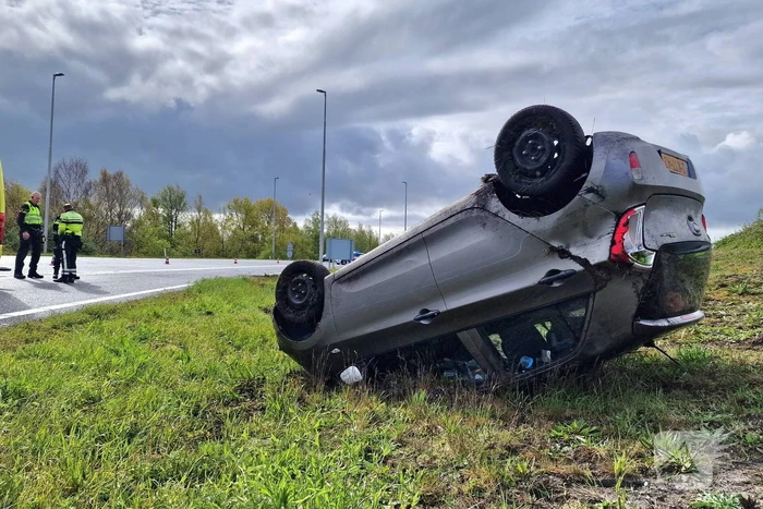Automobilist belandt op de kop in berm