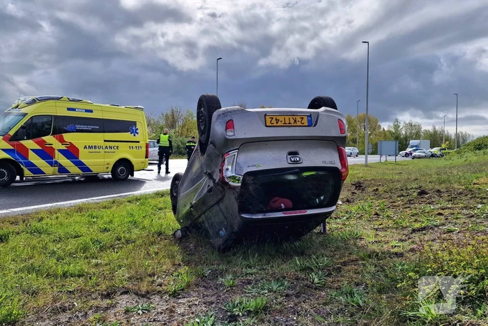 Automobilist belandt op de kop in berm