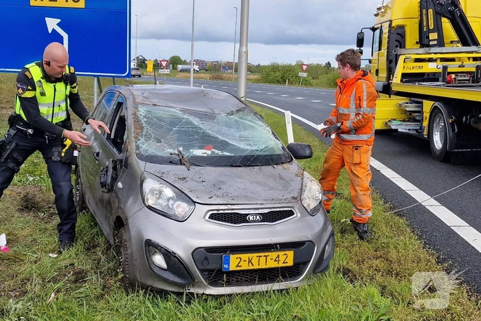 Automobilist belandt op de kop in berm