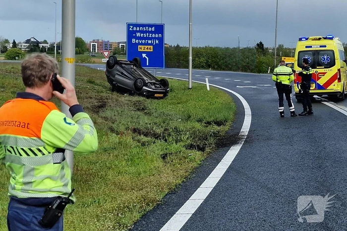 Automobilist belandt op de kop in berm