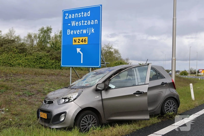 Automobilist belandt op de kop in berm