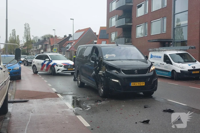 Veel schade bij ongeval tussen twee busjes