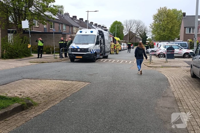 Explosief aangetroffen bij woning straat afgezet