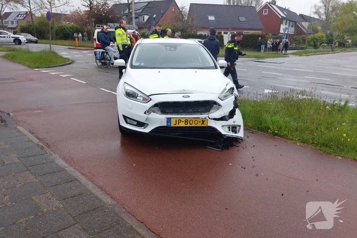 Voertuigen zwaar beschadigd na ongeval op kruising