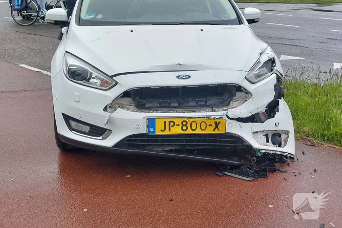 Voertuigen zwaar beschadigd na ongeval op kruising
