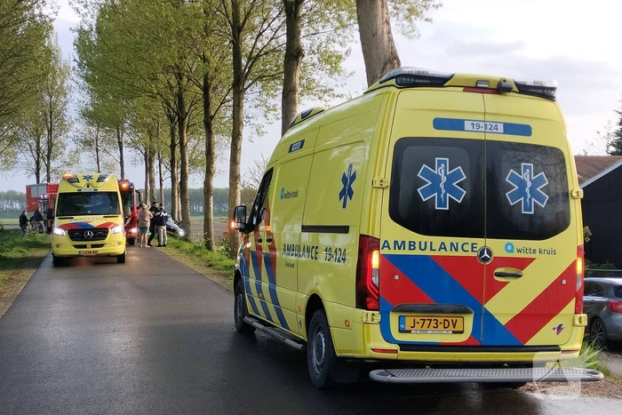 Voertuig knalt tegen boom, bestuurder ernstig gewond