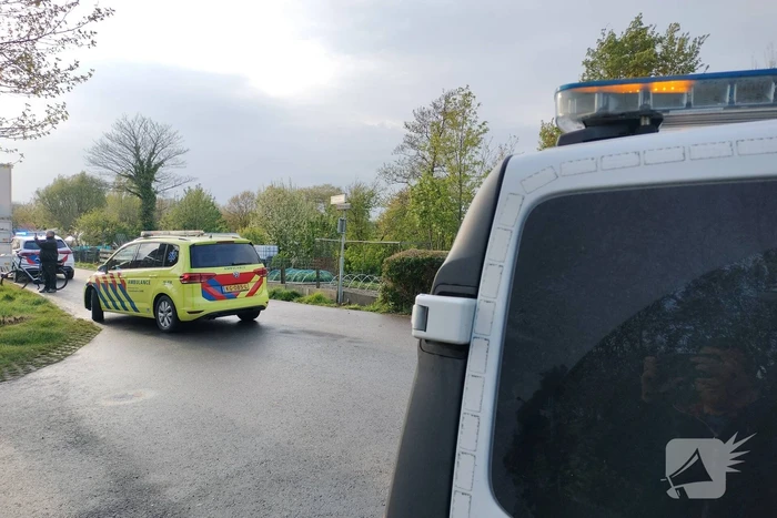 Voertuig knalt tegen boom, bestuurder ernstig gewond