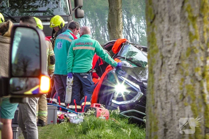 Voertuig knalt tegen boom, bestuurder ernstig gewond