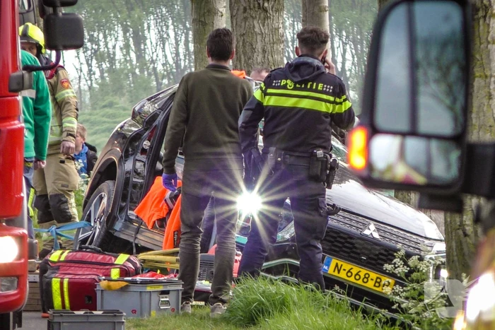 Voertuig knalt tegen boom, bestuurder ernstig gewond