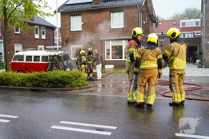 Camperbus zwaar beschadigd door brand