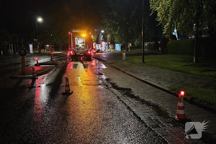 Brandweer blust brand in bijgebouw