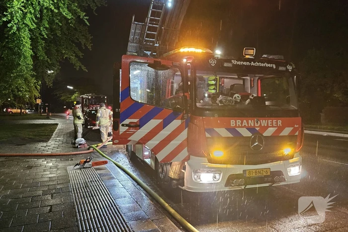 Brandweer blust brand in bijgebouw