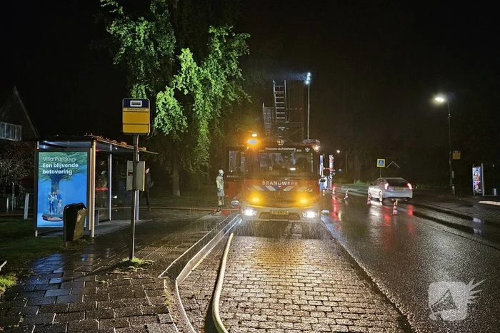 Brandweer blust brand in bijgebouw