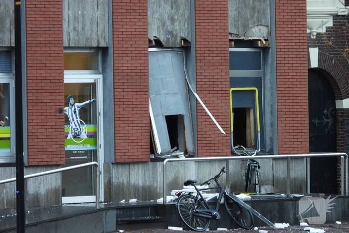 Enorme ravage na plofkraak op pinautomaat