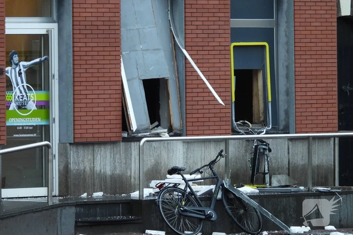 Enorme ravage na plofkraak op pinautomaat