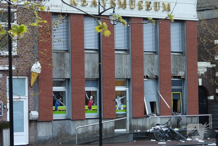 Enorme ravage na plofkraak op pinautomaat