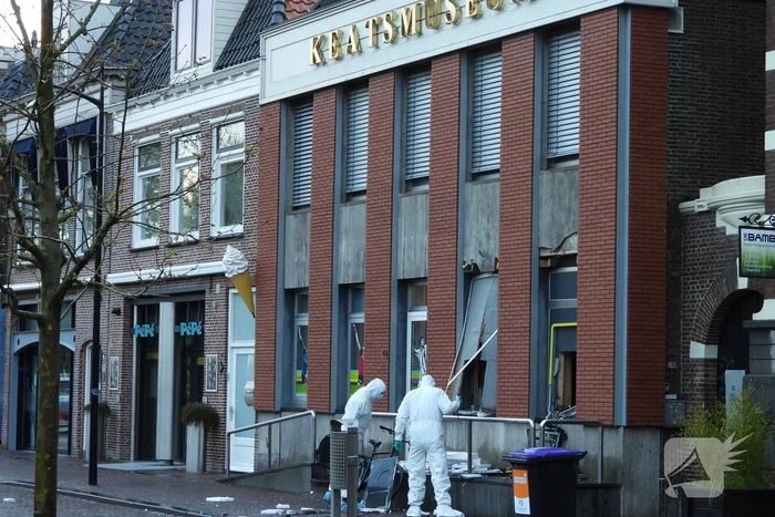 Enorme ravage na plofkraak op pinautomaat