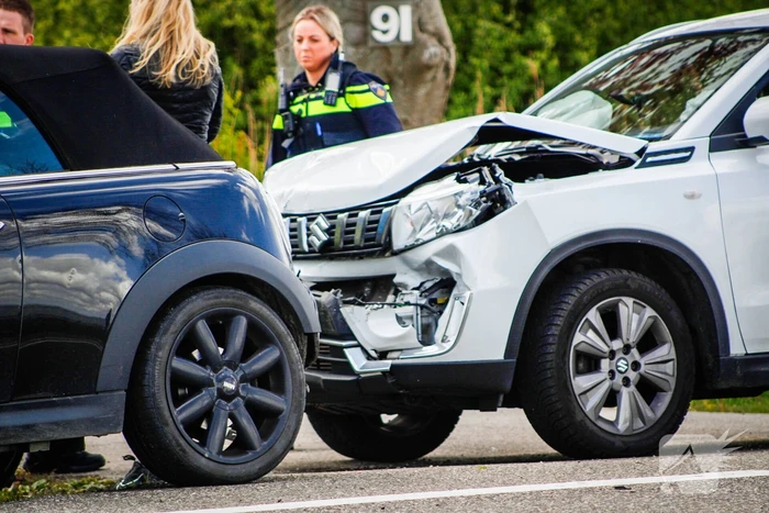 Auto's fiks beschadigd bij kop-staartbotsing