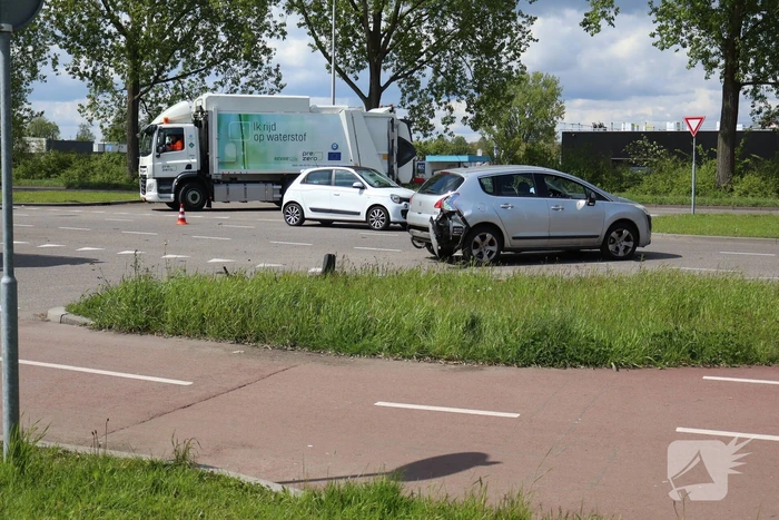 Motorrijder klapt achterop personenauto