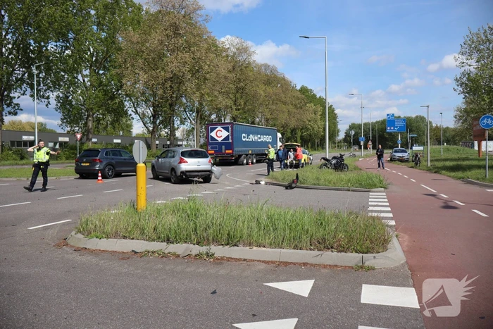 Motorrijder klapt achterop personenauto