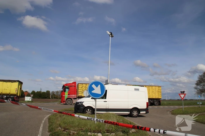 Dode bij aanrijding tussen personenauto en vrachtwagen op beruchte kruising